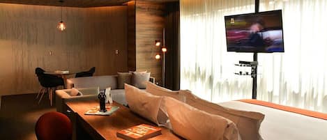 Master Suite, 1 King Bed, Kitchenette | Safe på rommet, individuelt dekorert, skrivebord og strykejern/-brett