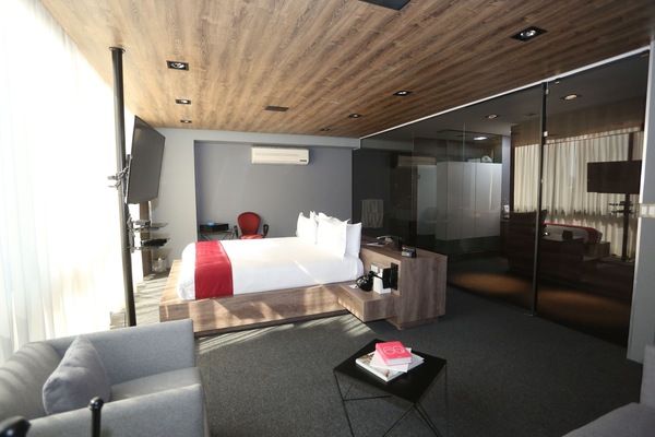 Master Suite, 1 King Bed, Kitchenette | In-room safe, desk, iron/ironing board, WiFi (free)