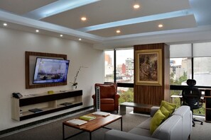 45-inch Smart TV with cable channels, TV - Hotel Park Nilo Reforma (Mexico City)