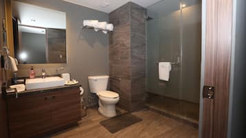 Shower, rainfall showerhead, free toiletries, towels
