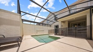Ein Hallenbad mit Glasdach, einer Sitzgelegenheit mit Stühlen und Blick zum Himmel.