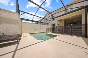Une piscine intérieure dotée d’un toit en verre, un espace détente avec des fauteuils et une vue sur le ciel.