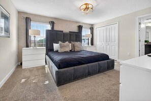 4 quartos, ferros/tábuas de passar roupa, berço de viagem