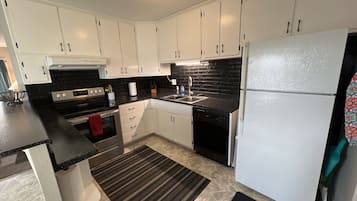 Geladeira, micro-ondas, fogão, cooktop