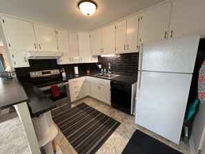 Kjøleskap, mikrobølgeovn, ovn og kokeplater