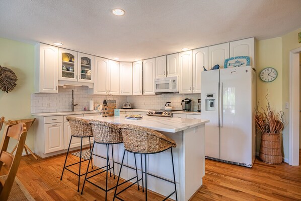 ثلاجة، ميكروويف، فرن، موقد طهي مسطح