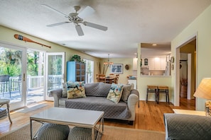 تلفزيون ذكي، مشغل دي في دي، كُتُب