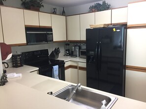 Refrigerador, microondas, horno y parrilla de estufa 