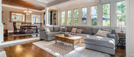 Smart-tv, eldstad och böcker