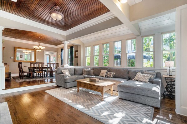 Älytelevisio, takka, kirjoja