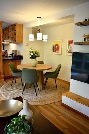Dining - Lovely, Large 1 Br Apt in Sunny Central Marin! On 2 acres of gardens & woodlands (Kentfield)