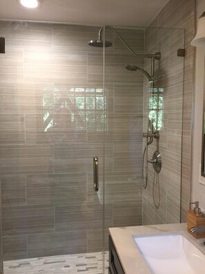 Shower, hair dryer, towels, soap - Lovely, Large 1 Br Apt in Sunny Central Marin! On 2 acres of gardens & woodlands (Kentfield)