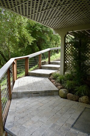 Property grounds - Lovely, Large 1 Br Apt in Sunny Central Marin! On 2 acres of gardens & woodlands (Kentfield)