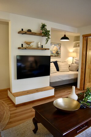 Flat-screen TV, stereo