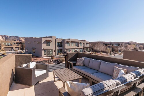 3BR+Loft Sleeps 10 - Near Pool & Pickleball