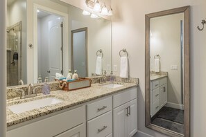 Combined shower/tub, hair dryer, towels