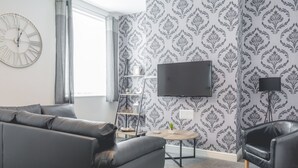 Casa geminada, 3 quartos | Área de estar | TV de tela plana