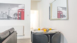 Casa geminada, 3 quartos | Área de estar | TV de tela plana