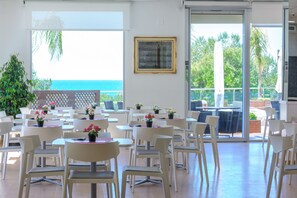 Dining - Albatros Ocean Front Suite (Salou)