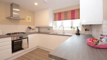 Een koelkast, een oven, een vaatwasser, een broodrooster