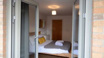 2 bedrooms, iron/ironing board, free WiFi, bed sheets