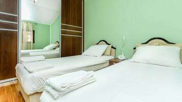 2 bedrooms, iron/ironing board, free WiFi, bed sheets