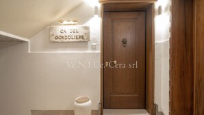 A wooden door with a sign above it reading "CA DEL GONDOLIERE".