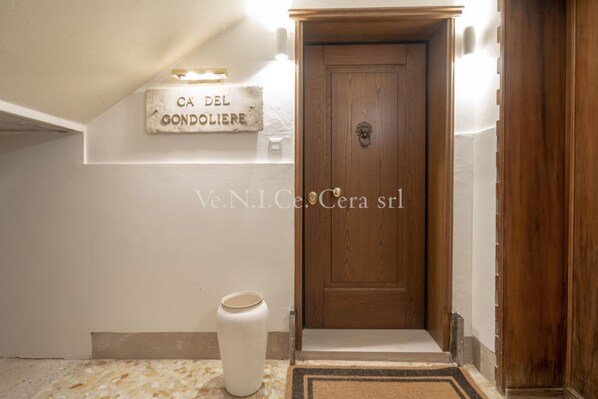 Una puerta de madera con un letrero que dice "CA DEL GONDOLIERE".