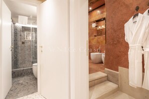 Doccia, asciugacapelli, bidet, asciugamani