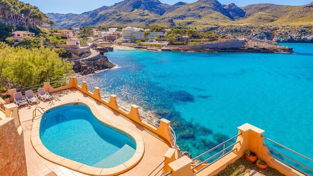 A swimming pool with a view of a coastal town and mountains. - Holiday Apartment "Mirador" with Sea Views and Pool (Cala San Vicens)
