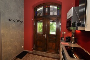 Kylskåp, mikrovågsugn, ugn och spishäll