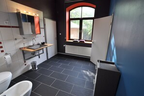 Ein Badezimmer mit Toilette, Waschbecken und Badewanne.