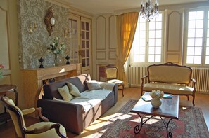 TV, books - Impressive house in Langres (Langres)