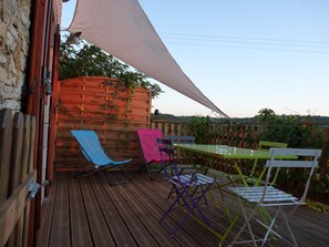Outdoor dining - 19th-century barn. Calm, Nature. Close to the Dordogne tourist valley. (Saint-Aubin-De-Nabirat)