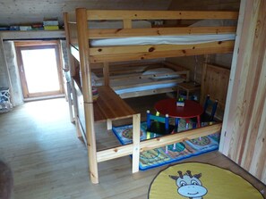 2 habitaciones, escritorio, tabla de planchar con plancha y wifi gratis 