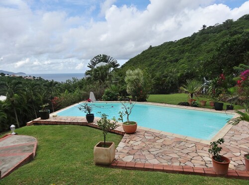 Großes Studio, Meerblick, 300 Euro / Woche, Klimaanlage, Pool, Terrasse, Garten.