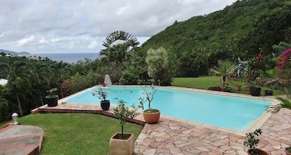 Großes Studio, Meerblick, 300 Euro / Woche, Klimaanlage, Pool, Terrasse, Garten.