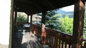 A covered outdoor area with wooden railings, a table, and chairs. - Warm Traditional Chalet, Snow / Sun Hautes Alpes, All Comfort (Chabottes)