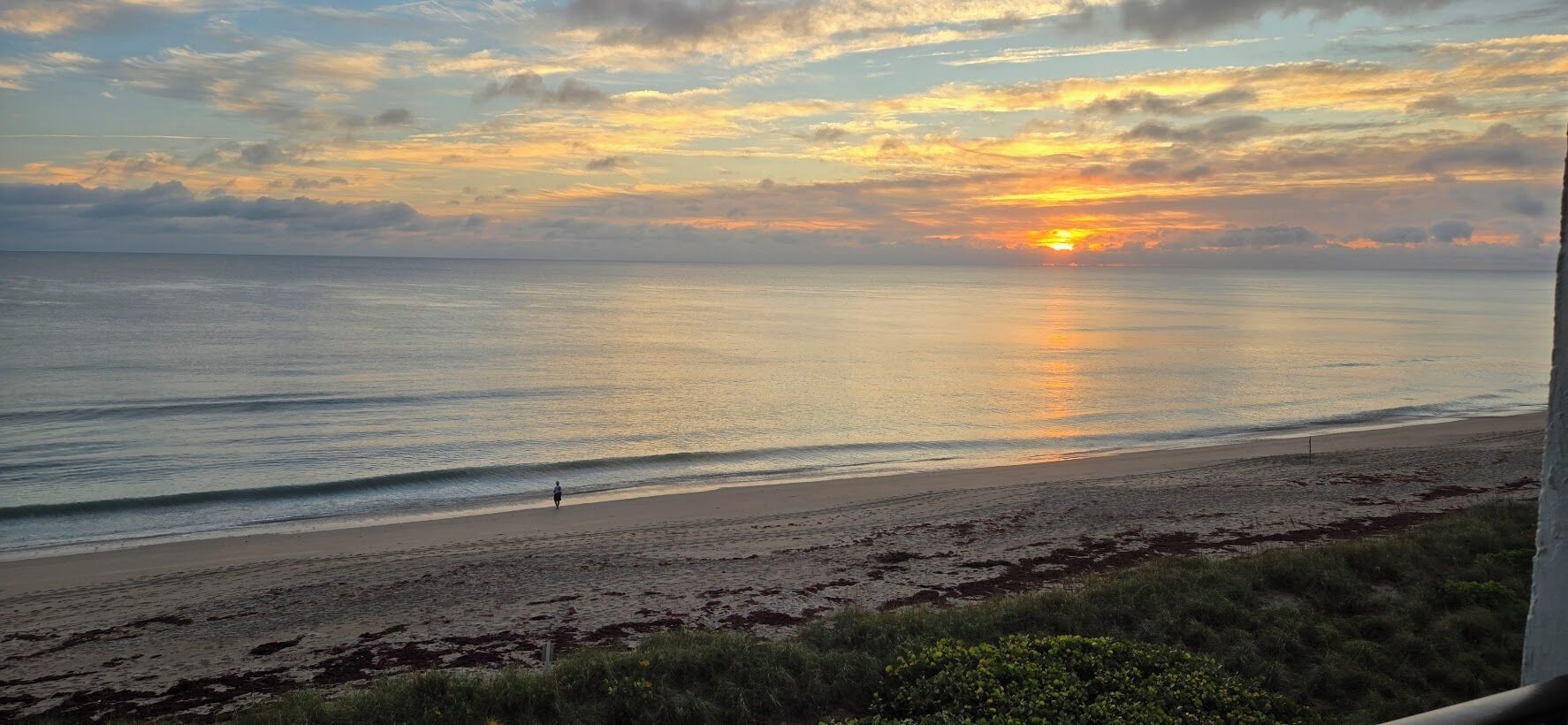 Accommodatie ligt op het strand, ligstoelen, strandlakens