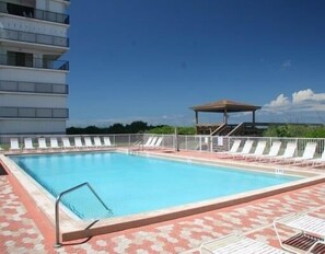 Utomhuspool och uppvärmd pool