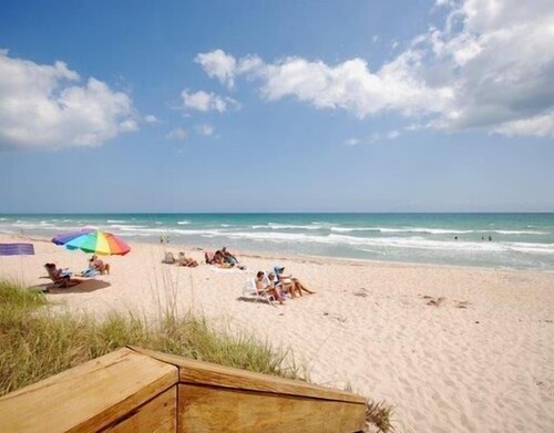 Oceanfront, beautiful panoramic 5th floor view. Minimum of one month rental.