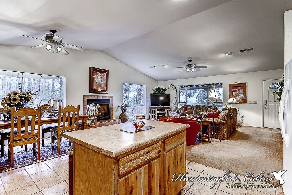 Una televisión, una chimenea, un reproductor de DVD