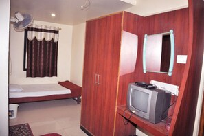 Basic Double Room, 1 Double Bed, Non Smoking | Rollaway beds - Hotel Sagar Lodging (Chhatrapati Sambhajinagar)
