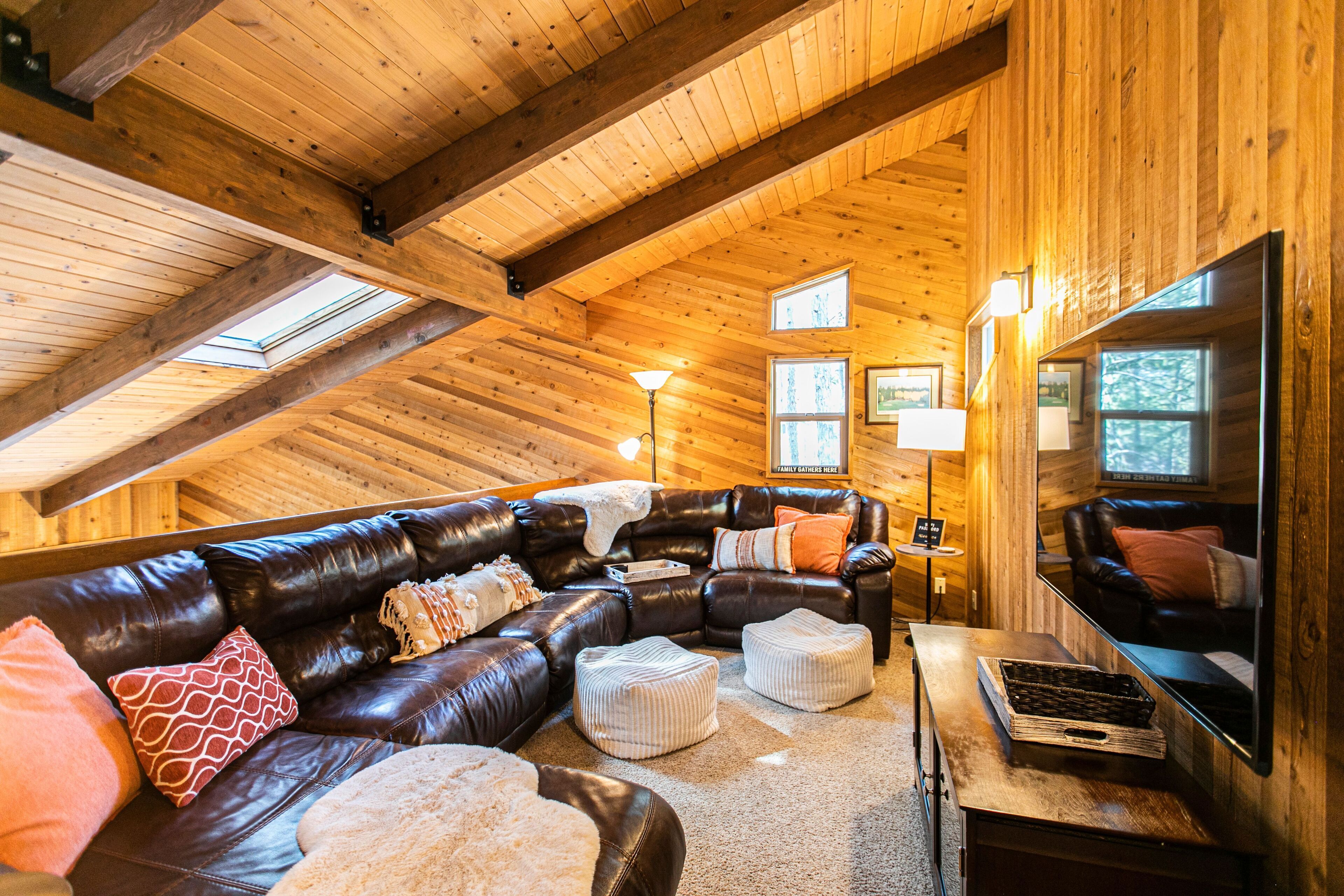 Smart TV, chimenea, reproductor de DVD y libros 