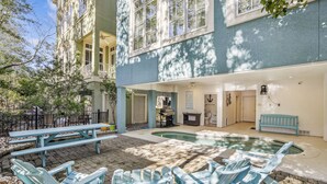 A pool area with lounge chairs and a picnic table. - 27 Corine Ln, Close to Beach, Free Golf, Pool, Beach Shuttle* (Hilton Head Island)