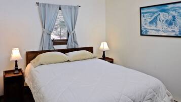 4 bedrooms, iron/ironing board, WiFi, bed sheets