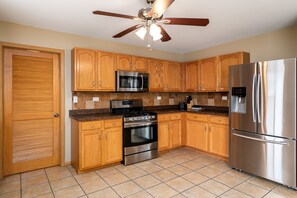 Refrigerador, microondas, horno y parrilla de estufa 