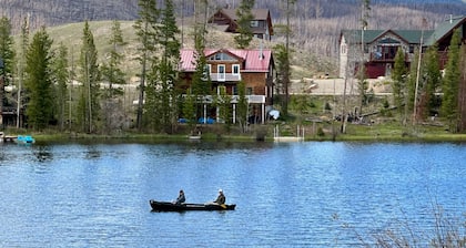 ¡Cabaña de troncos auténtica 'recientemente remodelada' frente al lago con uso de barcos!