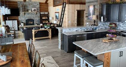 Lakefrontin "äskettäin uusittu" aito hirsimökki veneillä!