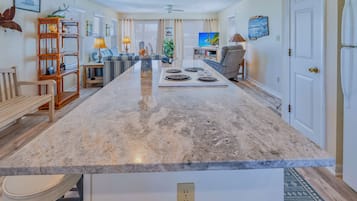 TV connectée, jeux vidéo, lecteur de DVD, livres